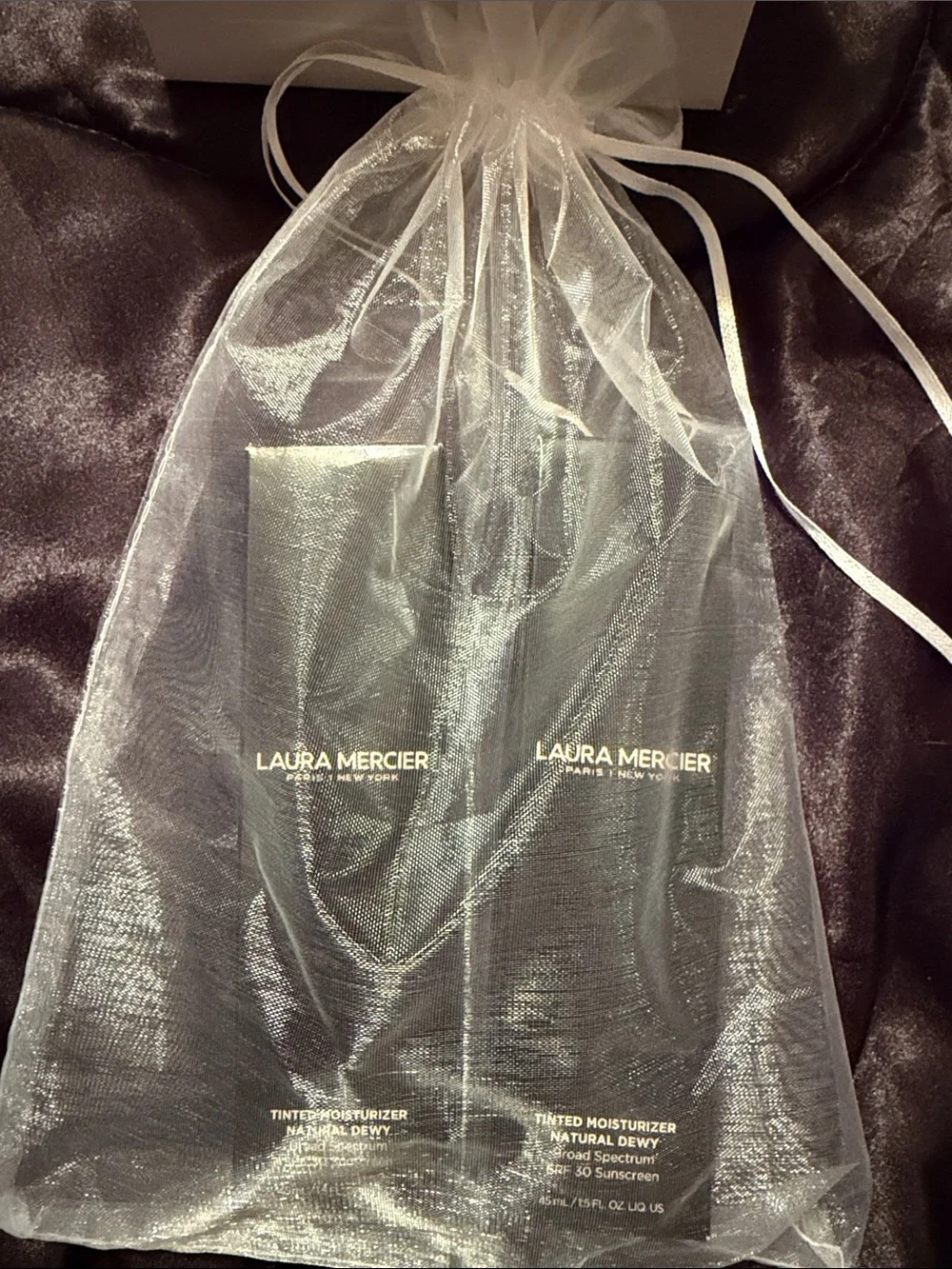 Laura Mercier Natural Dewy Foundation - 0n Silk (Light Beige)